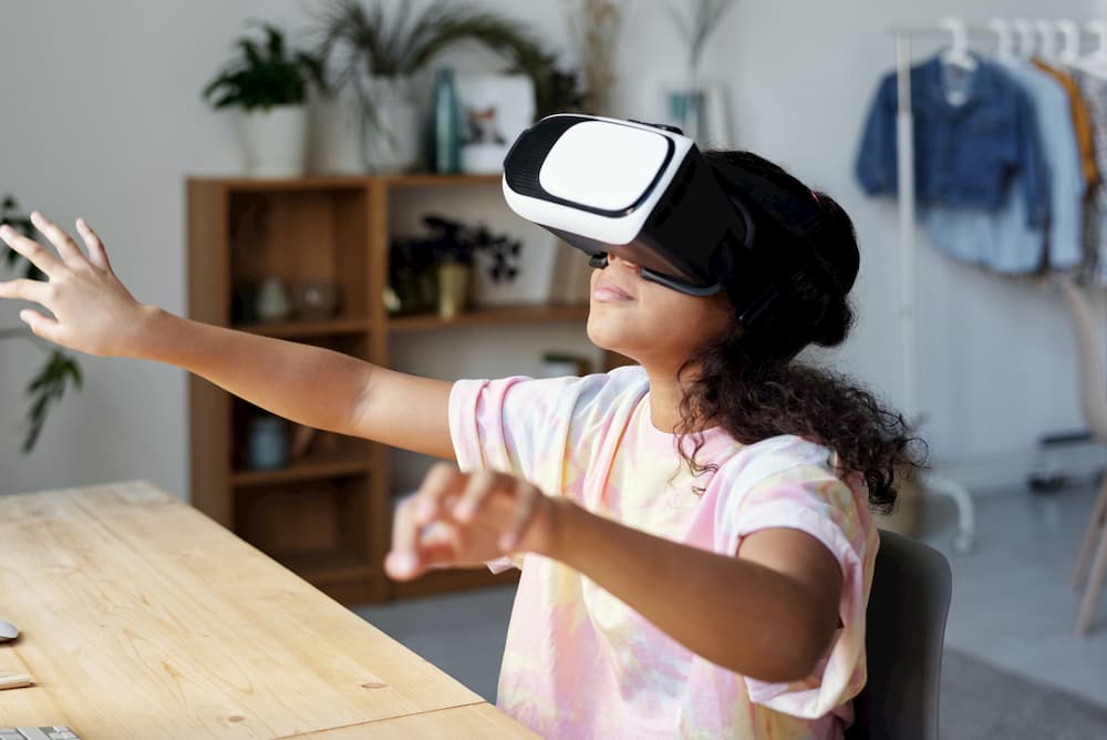 menina óculos realidade virtual