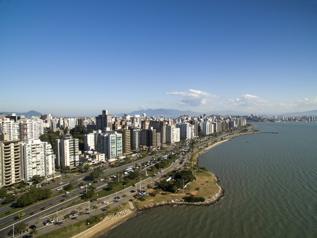 praia e edificios beira mar norte florianopolis santa catarina brasil julho de 2017 70216 5699