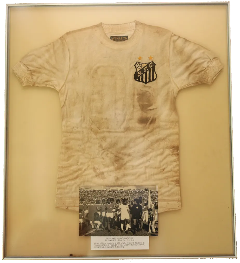 Camisa de 1974 usada por Pelé está sendo leiloada.