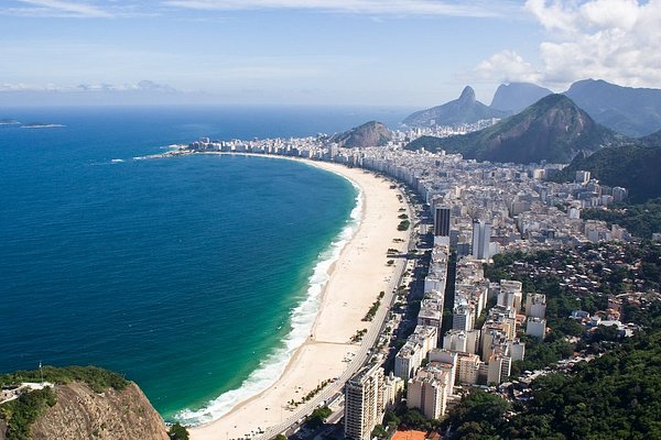 Imagem aérea do Rio de Janeiro, destino principal de viagem em feriados