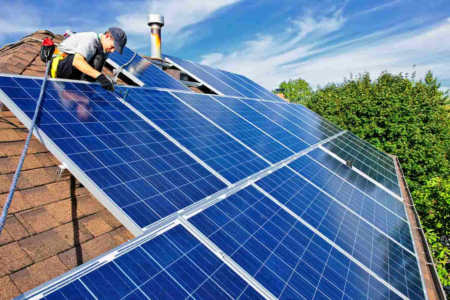 Placas de energia solar sendo instaladas