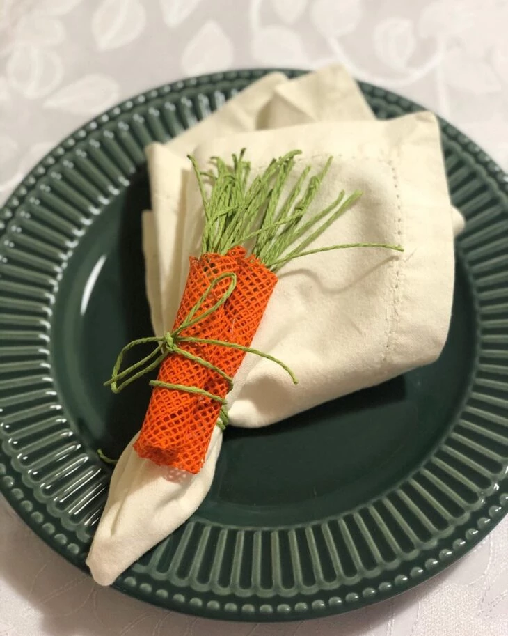 Cenoura feita com guardanapo e barbante