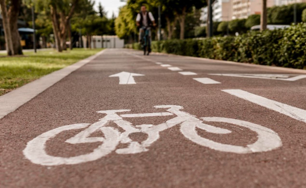 Imagem de uma ciclovia, onde há um ciclista.