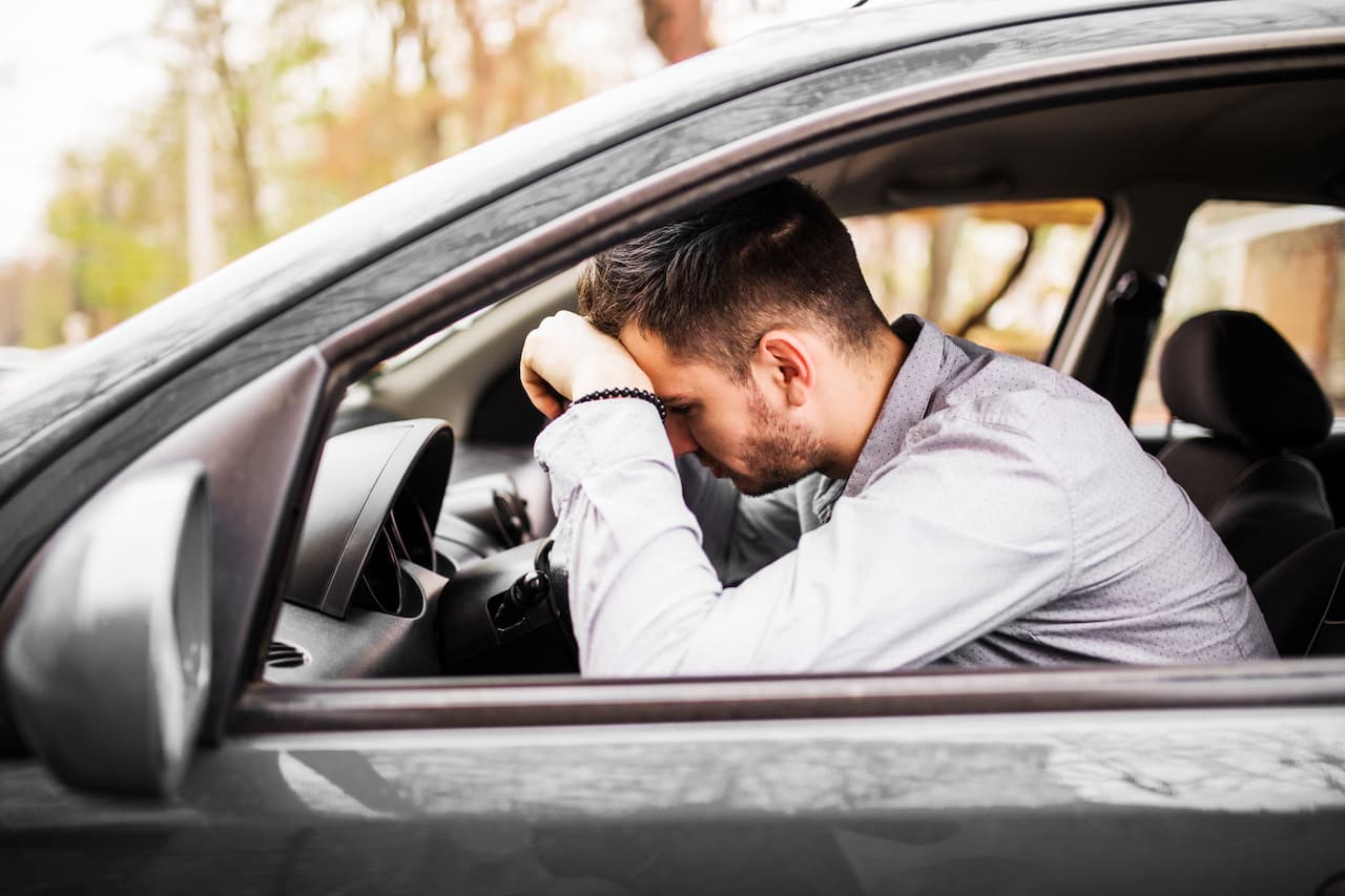 Motoristas reagindo a multas de trânsito