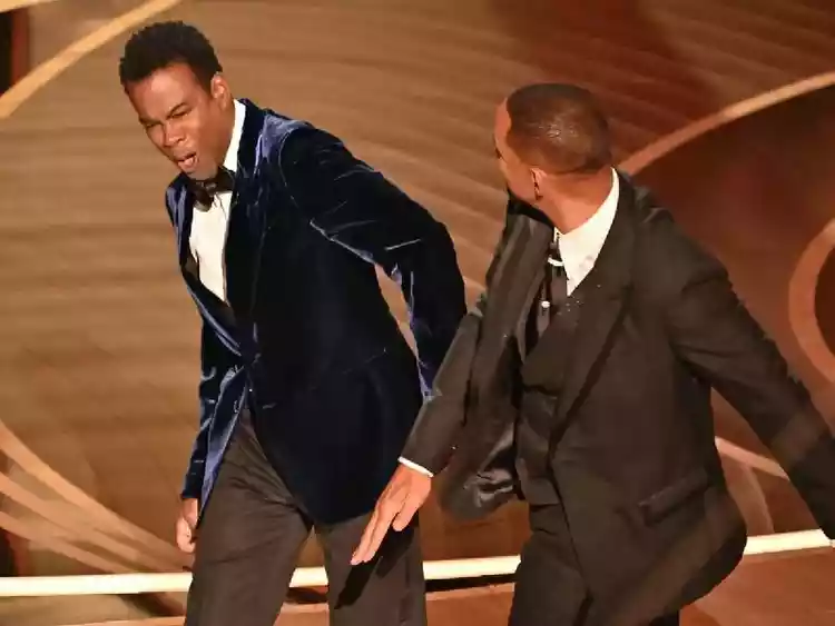 Will Smith dando tapa em Chris Rock no Oscar de 2022