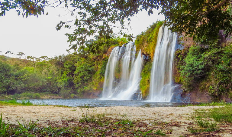 Imagem de uma cachoeira no Sul de Minas